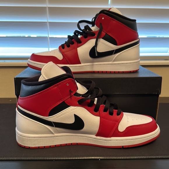 Nike Air Jordan Retro 1 Mid Chicago White Heel 2020 Sz 11 main image 5